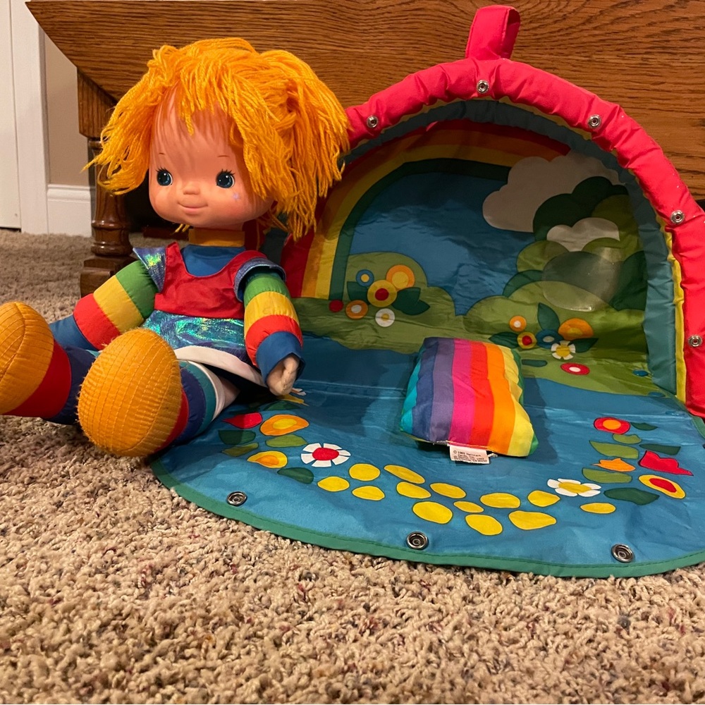 NICE VINTAGE Rainbow Bright Dolls and Rainbow Carrying Case!